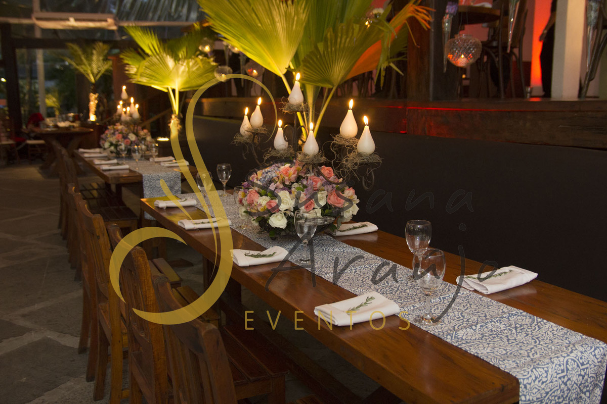 Casamento Zéfiro Niterói, mesa de convidados com flores brancas, rosa e lilás e velas.