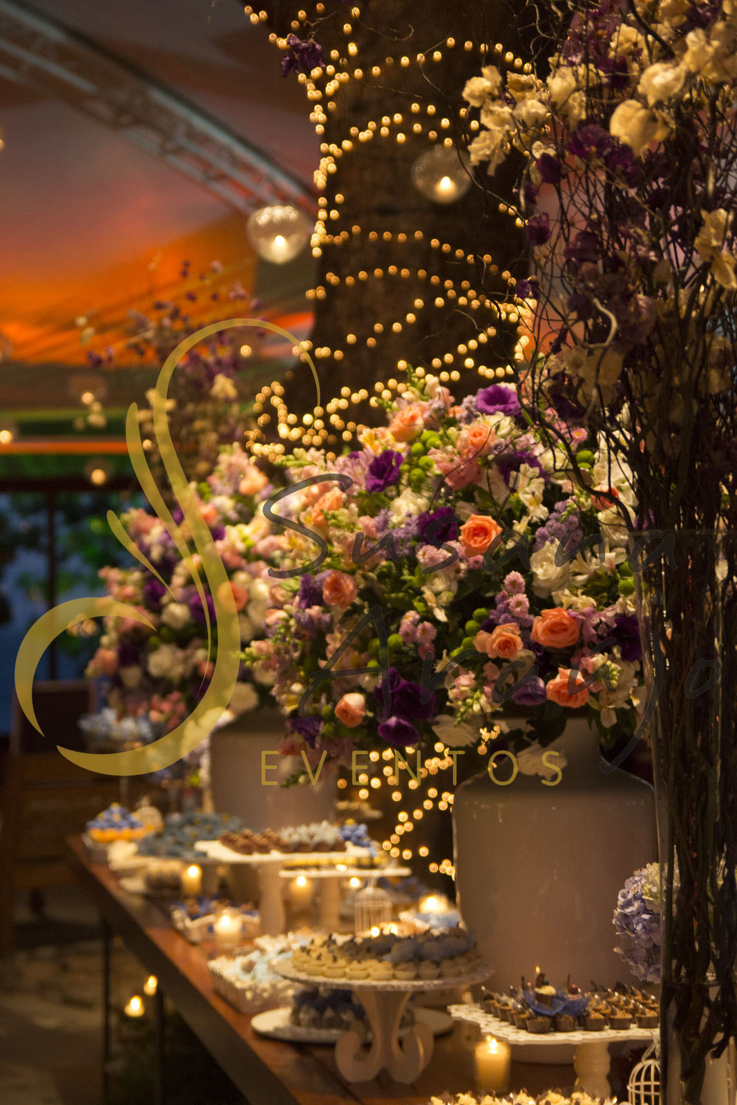 Casamento Zéfiro Niterói, mesa de doces com flores brancas, lilás e rosa..
