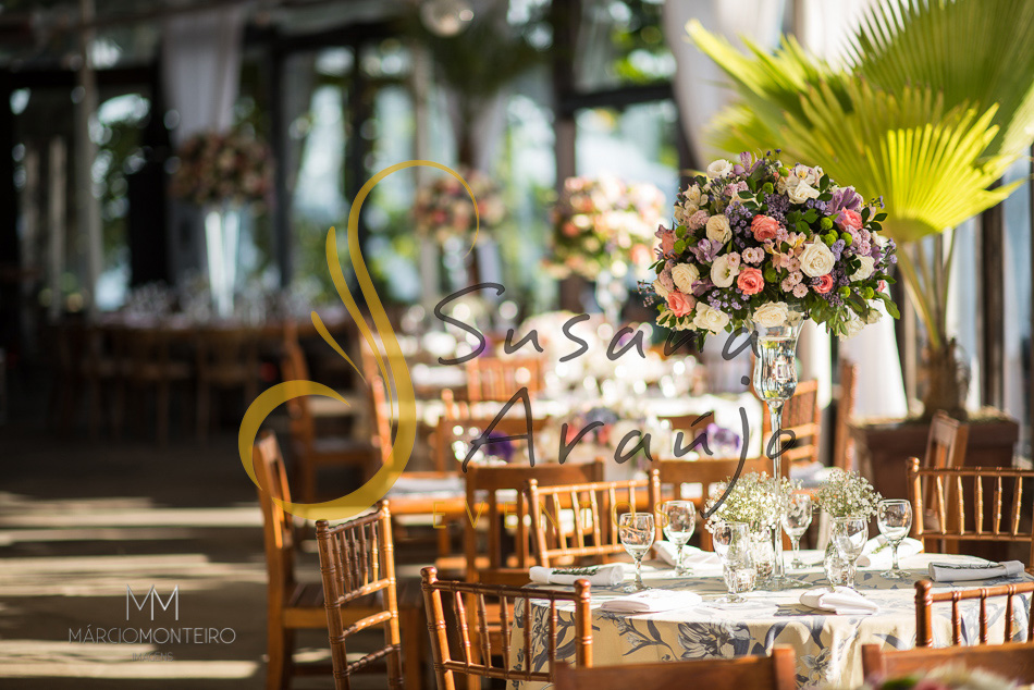 Casamento Zéfiro Niterói, mesa de convidados com flores brancas, lilás e rosa..