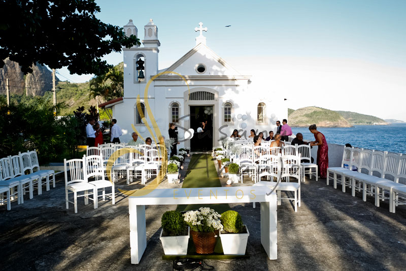 Casamento Zéfiro Niterói, cerimônia na Fortaleza de Santa Cruz, Capela de Santa Bárbara com flores brancas e buchinhos.
