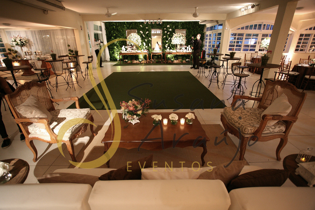 Casamento Casa da Amizade Niteroi Pista de danças carpete verde musgo bistrôs rústicos madeira lounge sofá poltrona luis XV composição de arranjos velinhas