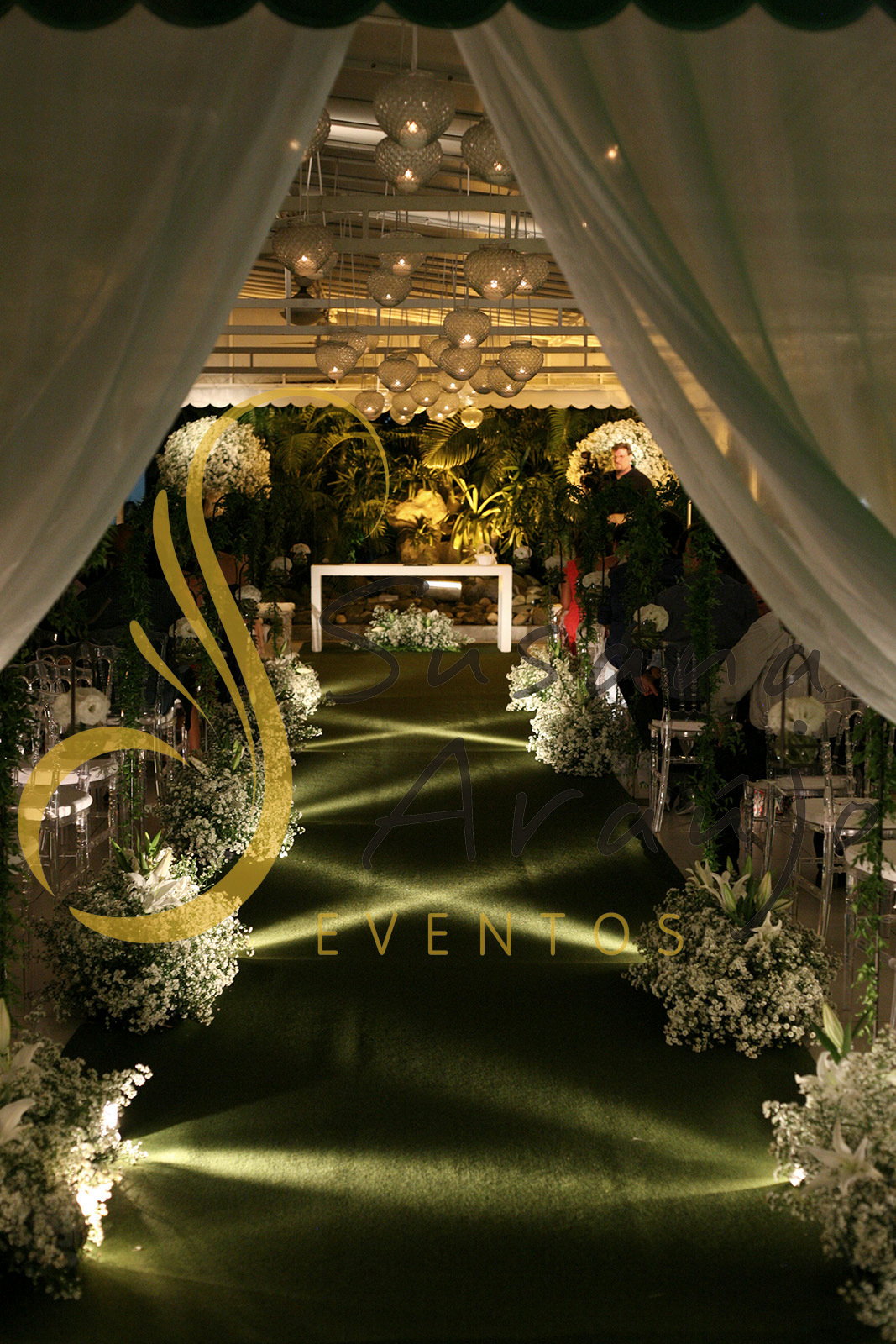 Casamento Casa da Amizade Niteroi Cerimonia varanda suporte de ferro era paulista aster flores campestres brancas passadeira verde musgo velas suspensas