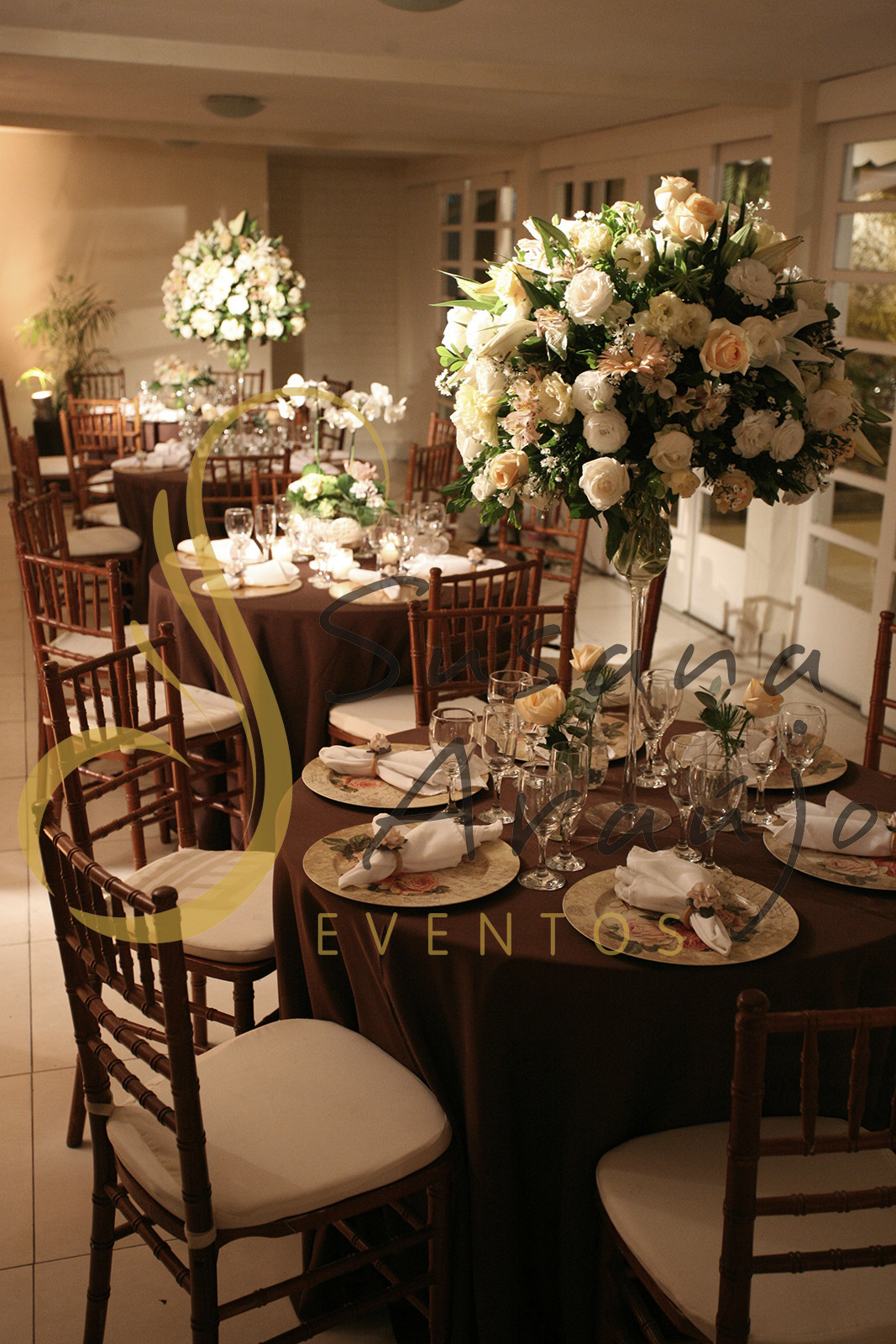 Casamento Casa da Amizade Niterói RJ Decoração floral flores brancas rosa claro pasteis Centro de mesa  arranjo alto sousplats estampado toalha charuto cadeira madeira