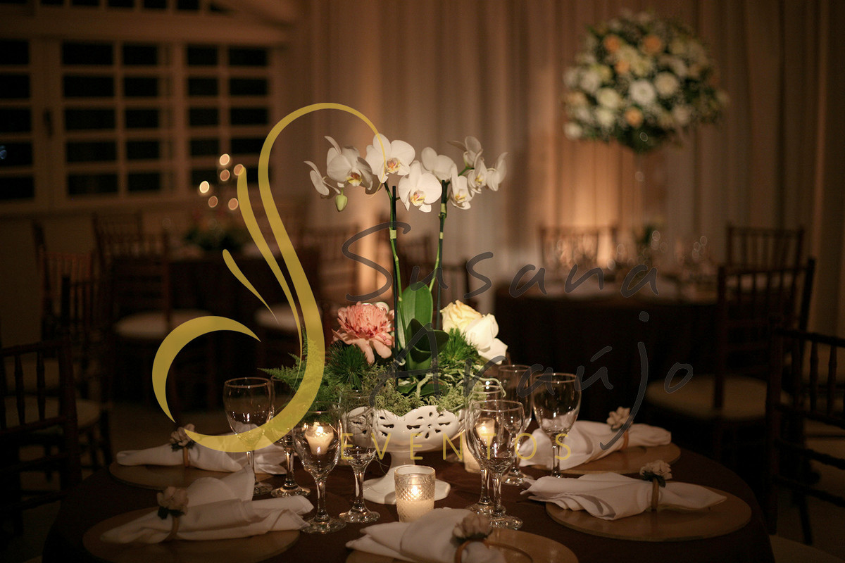 Casamento Casa da Amizade Niterói RJ Decoração floral flores brancas Centro de mesa  arranjo orquidea velas sousplats estampado toalha charuto taças vidro