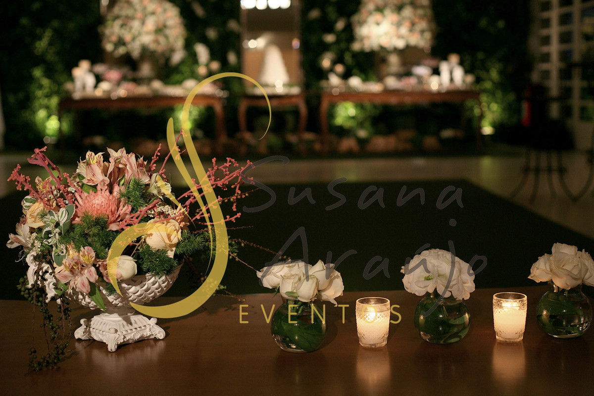 Casamento Casa da Amizade Niteroi mesa de centro lounge madeira composição de arranjos velinhas arranjinhos flores brancas cha rosa pasteis tonalidades fruteira