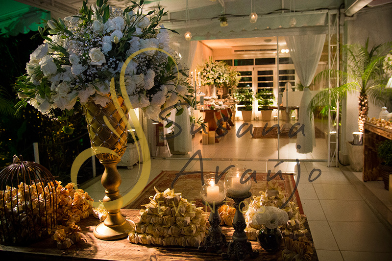 Casa da Amizade Casamento Niteroi Anfora Dourada Strass Arranjo Branco Flores Decoração Entrada