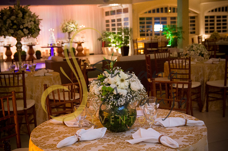 Casamento Casa da Amizade Niterói RJ Decoração floral flores brancas Centro de mesa  arranjo baixo bouquet toalha adamascada dourada cadeira madeira
