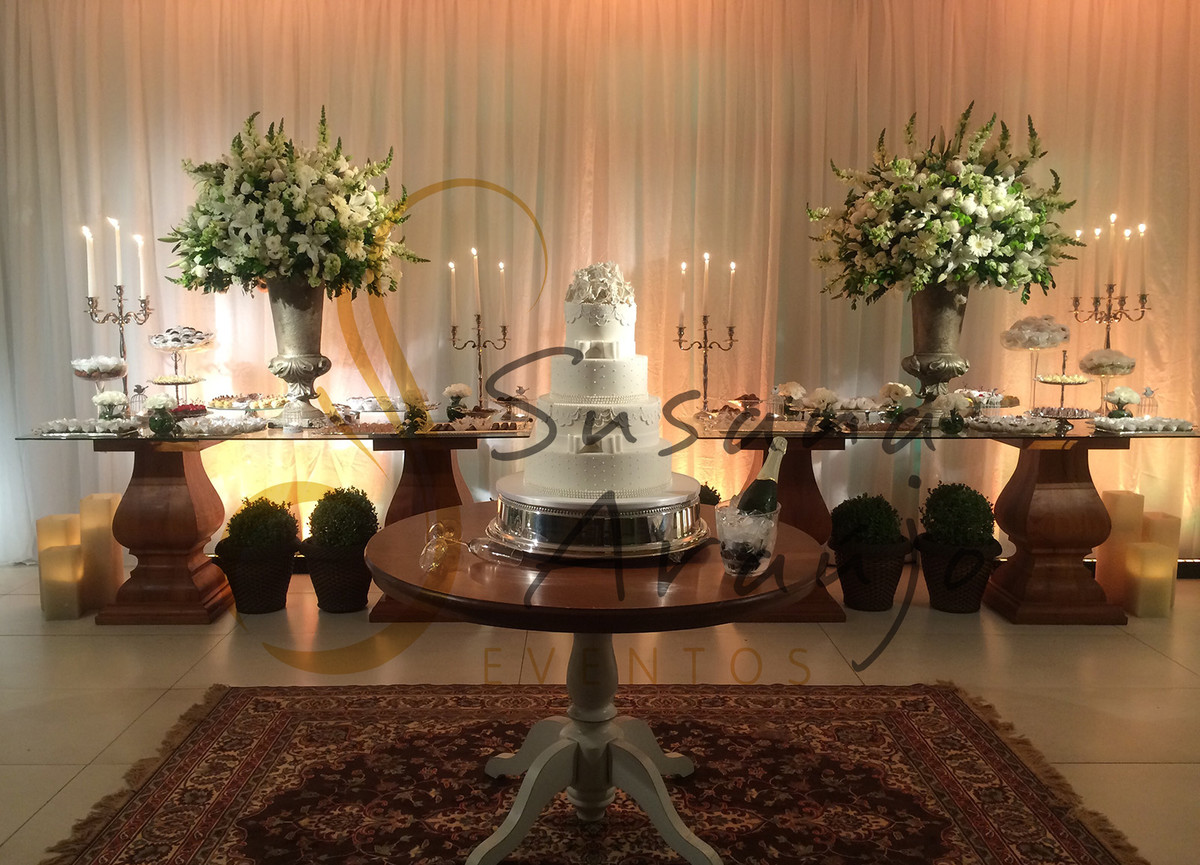 Casamento Casa da Amizade Niterói Decoração floral flores brancas Mesa bolo doces bandeja prata arranjos grandes tapete persa vinho