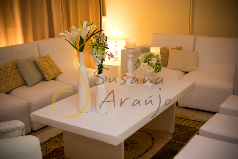 Decoração Casamento Tio Sam Niterói, mesas de lounges com flores e arranjos de flores brancas e velas.