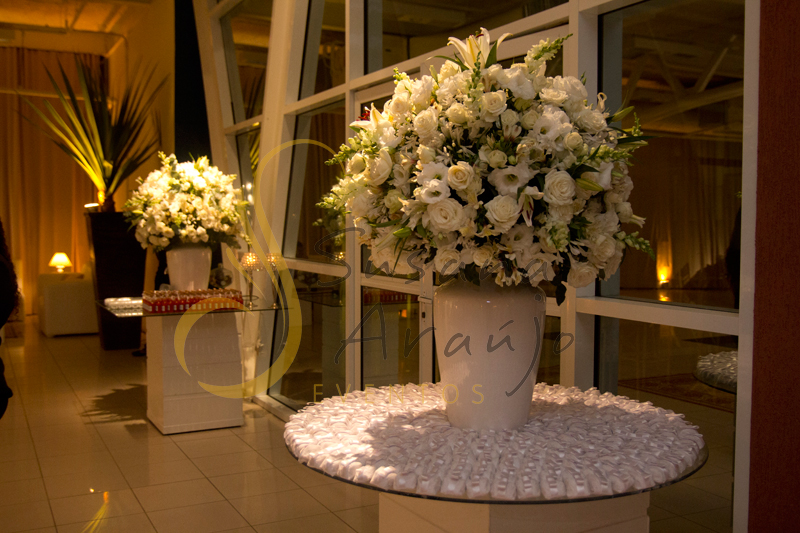 Decoração Casamento Tio Sam Niterói, mesa de bem casados com flores e arranjos de flores brancas.