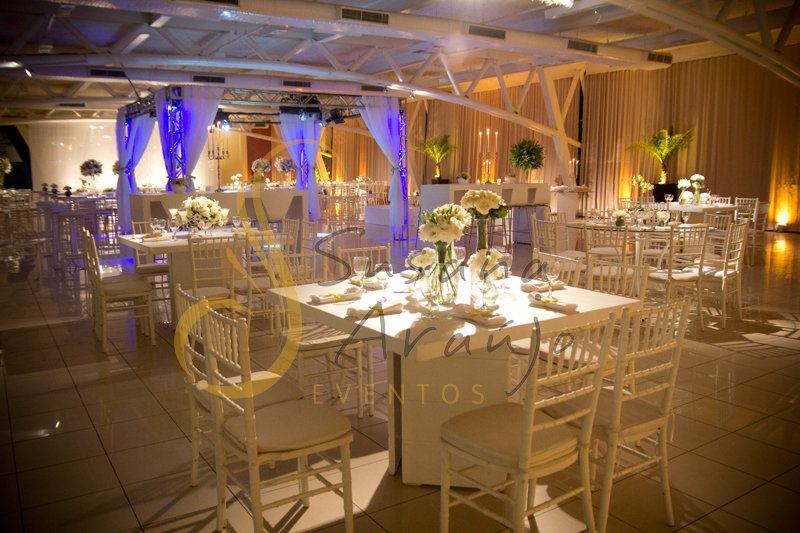 Decoração Casamento Tio Sam Niterói, mesas de convidados quadradas brancas com flores e arranjos de flores brancas.