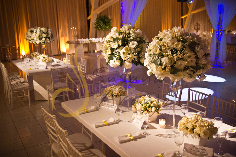 Decoração Casamento Tio Sam Niterói, mesas de convidados com flores e arranjos de flores brancas, e guardanapos.