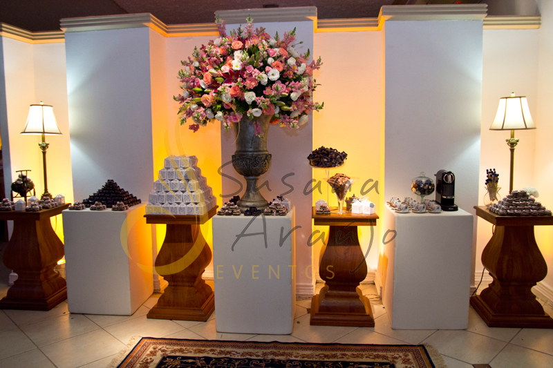 Decoração de mesa de bem casados  Imperial, mesa de lembranças e bem casados e bolo com flores e arranjos de flores