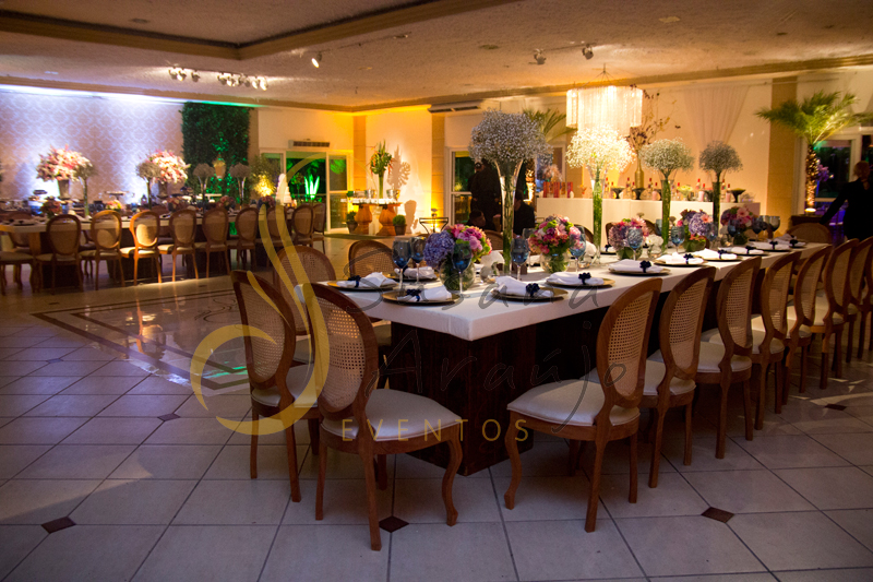 Decoração de casamento Solar Imperial, mesa de convidados de espelho com flores e arranjos de flores brancas, rosa e azuis. Composta com sousplat, guardanapos e taças