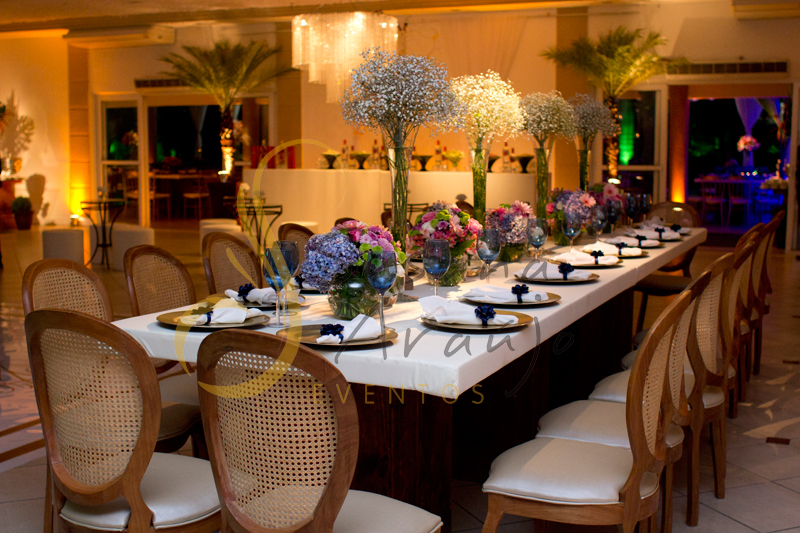 Decoração de casamento Solar Imperial, mesa de convidados de espelho com flores e arranjos de flores brancas, rosa e azuis. Composta com sousplat, guardanapos e taças