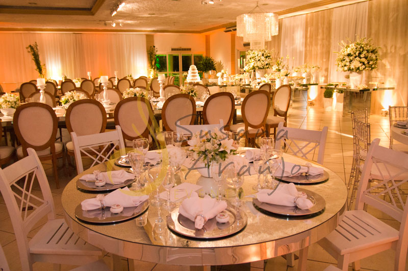 Decoração de casamento Solar Imperial, mesa de convidados de espelho com flores e arranjos de flores brancas. Composta com sousplat, guardanapos e taças