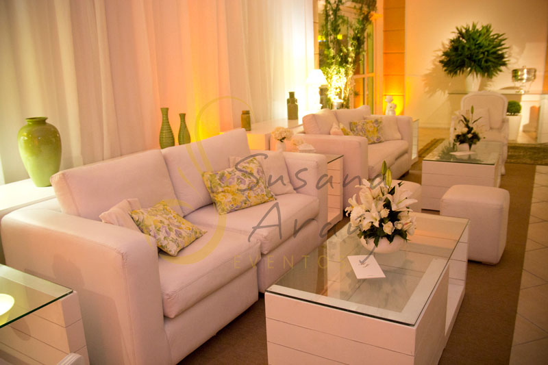 Decoração de casamento Solar Imperial, lounges com flores e arranjos de flores brancas.almofadas