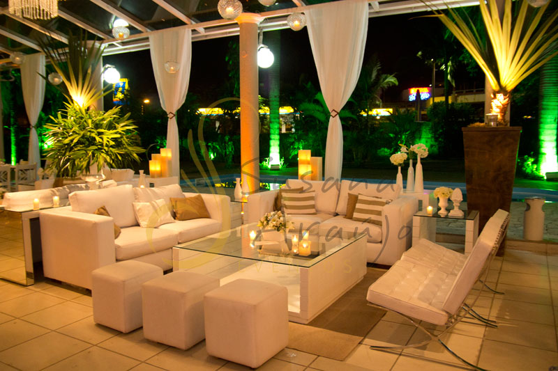 Decoração de casamento Solar Imperial, lounges com flores e arranjos de flores brancas. Lustres, velas e voils