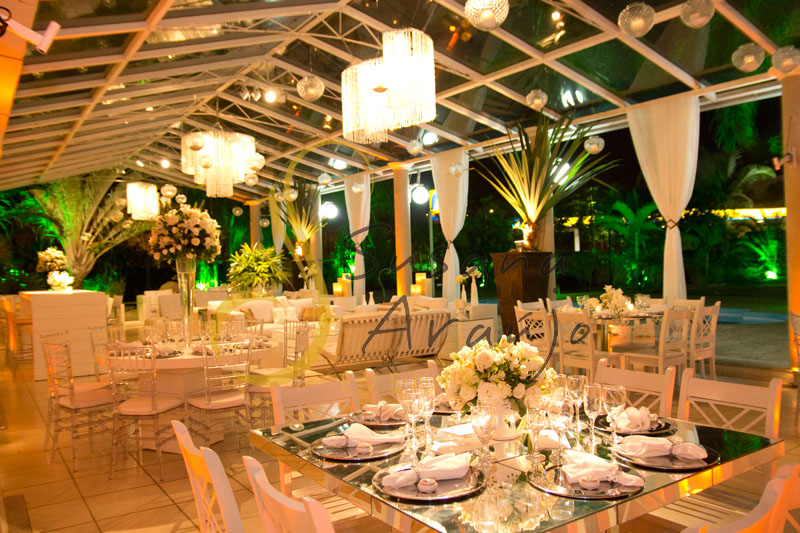 Decoração de casamento Solar Imperial, lounges com flores e arranjos de flores brancas. Lustres, velas e voils, plantas pândano