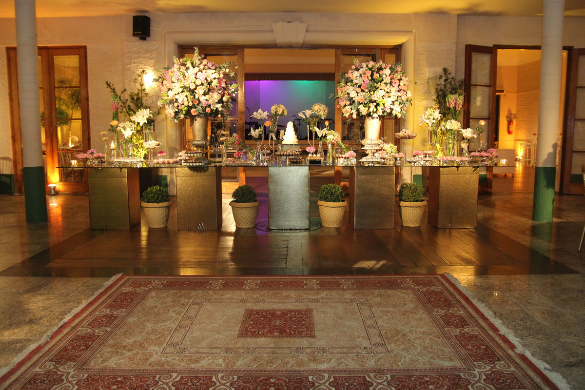 Casamento Rio Cricket - Mesa de doces e bolo com flores e arranjos de flores rosa, chá e branco. mobiliário vidro e dourado