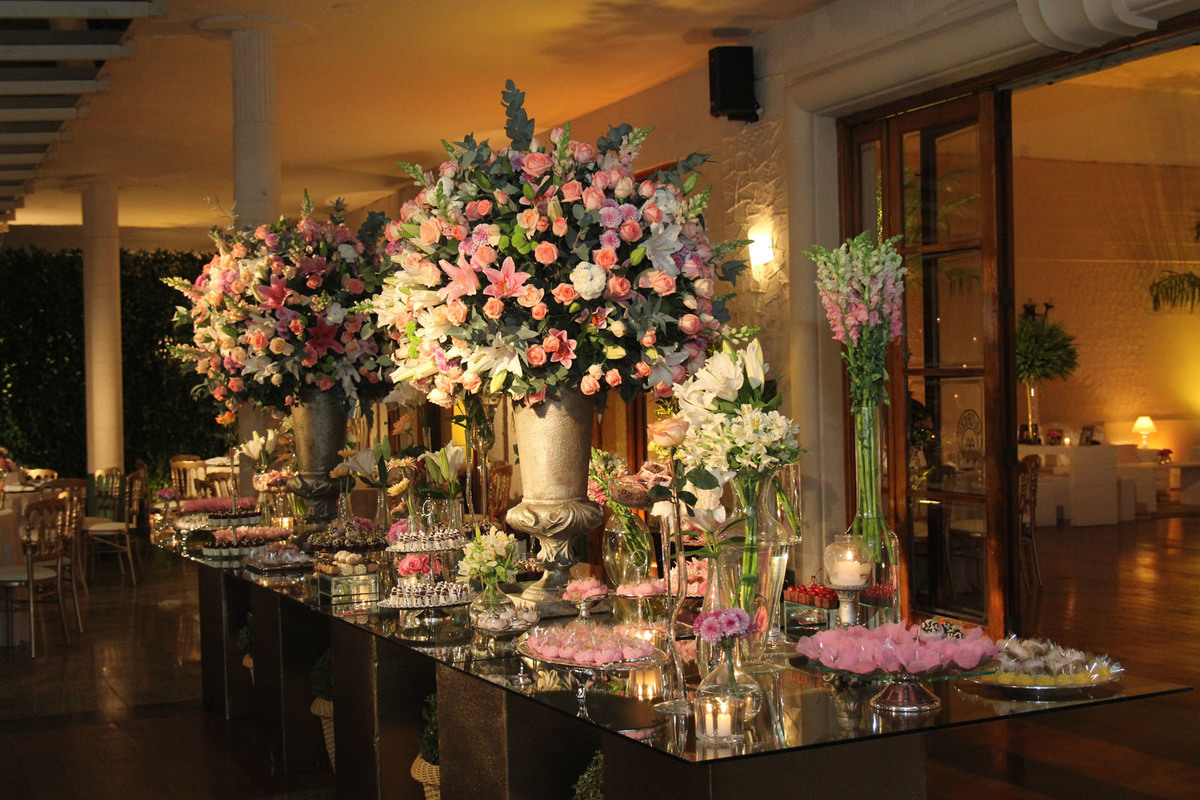 Casamento Rio Cricket - Mesa de doces e bolo com flores e arranjos de flores rosa, chá e branco. mobiliário vidro e dourado