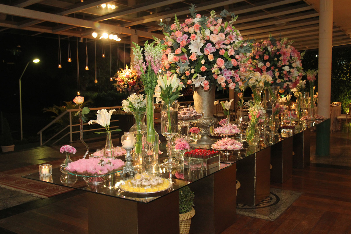 Casamento Rio Cricket - Mesa de doces e bolo com flores e arranjos de flores rosa, chá e branco. mobiliário vidro e dourado