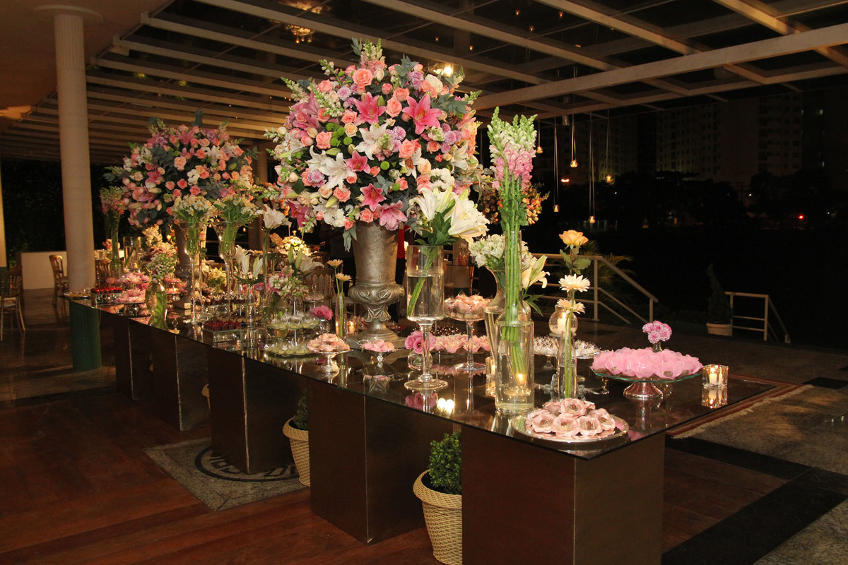 Casamento Rio Cricket - Mesa de doces e bolo com flores e arranjos de flores rosa, chá e branco. mobiliário vidro e dourado