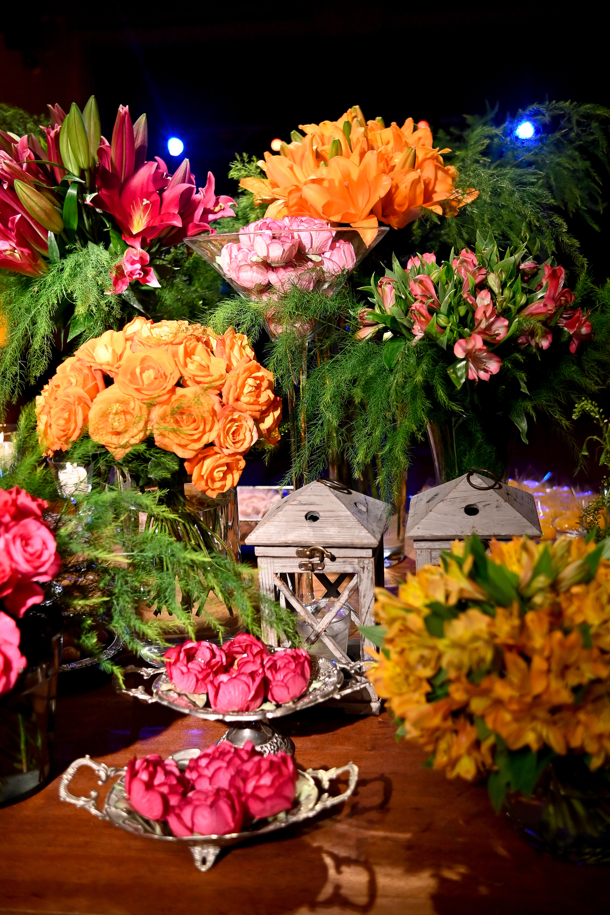 Aniversário de 40 anos - Rio Cricket - Mesa de bolo e doces com flores em tons de laranja, rosa e marsala.