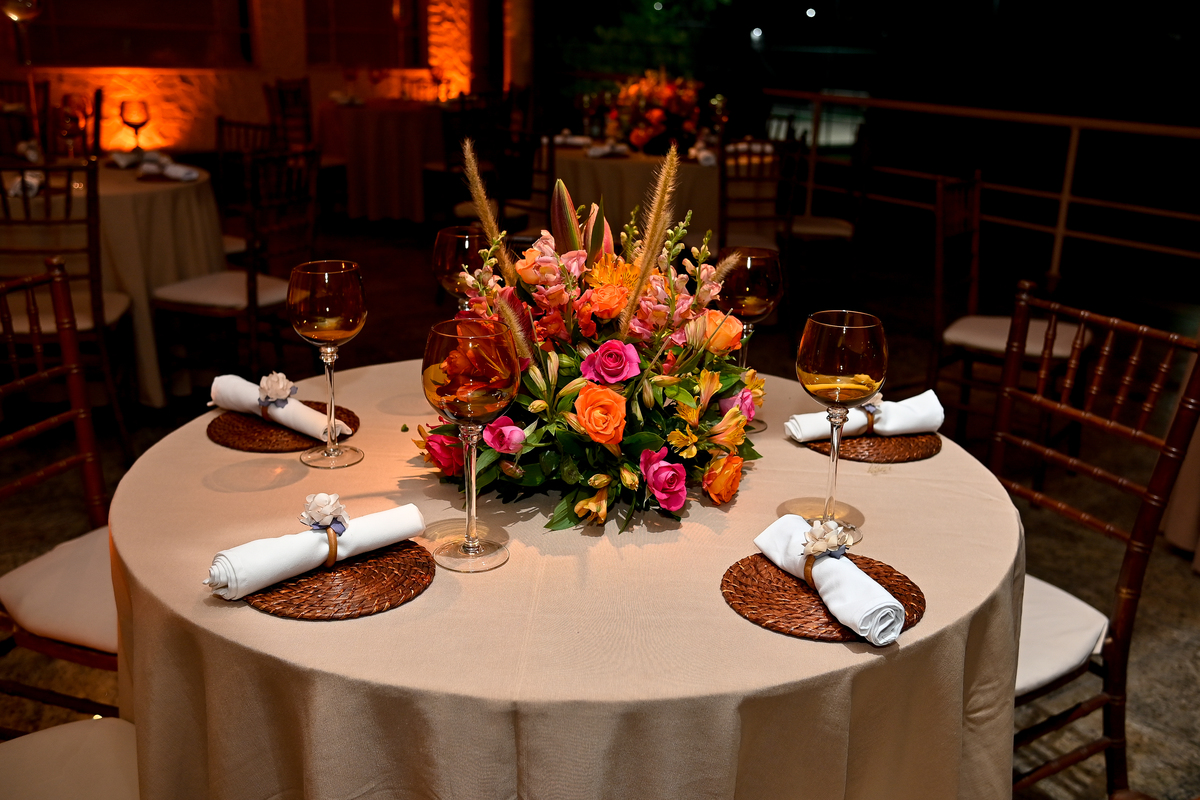 Aniversário de 40 anos - Rio Cricket - Mesas de convidados com flores em tons de laranja, rosa e marsala, móveis em madeira.