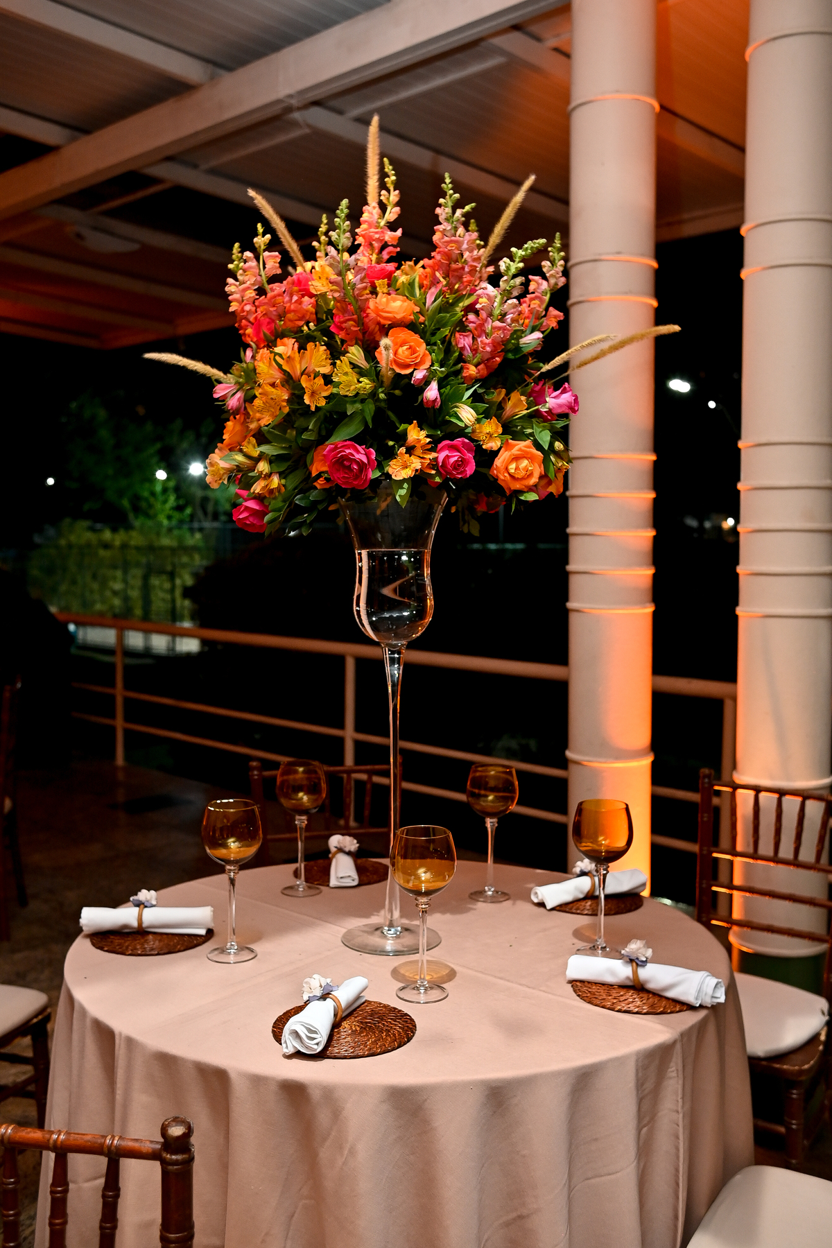 Aniversário de 40 anos - Rio Cricket - Mesas de convidados com flores em tons de laranja, rosa e marsala, móveis em madeira.