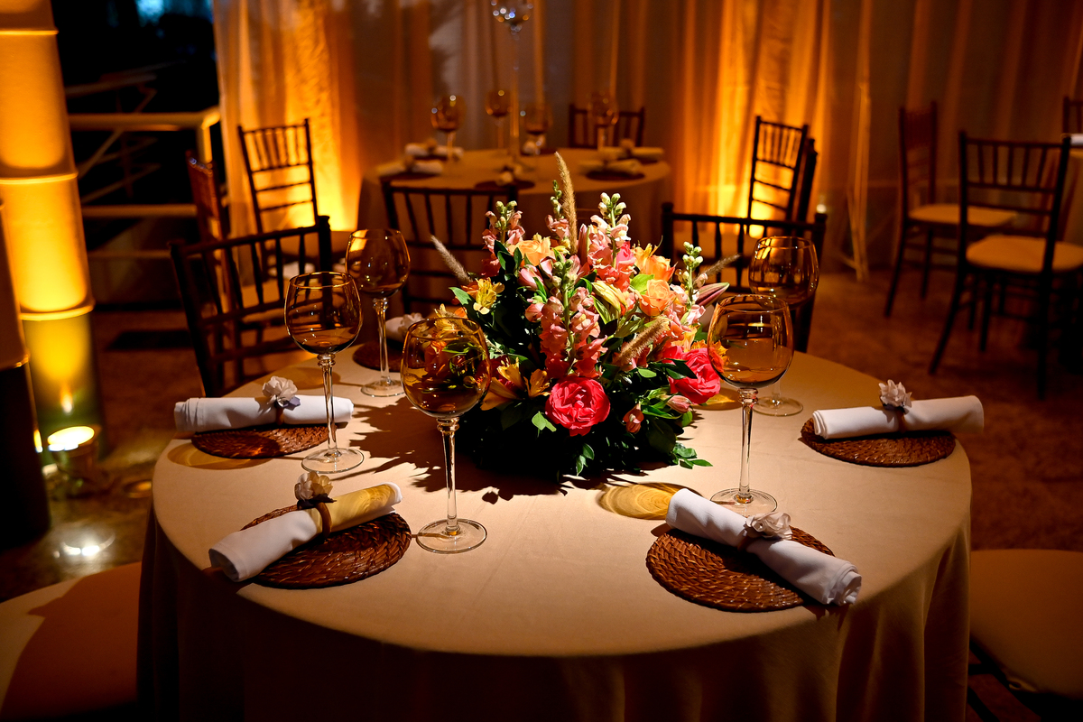 Aniversário de 40 anos - Rio Cricket - Mesas de convidados com flores em tons de laranja, rosa e marsala, móveis em madeira.