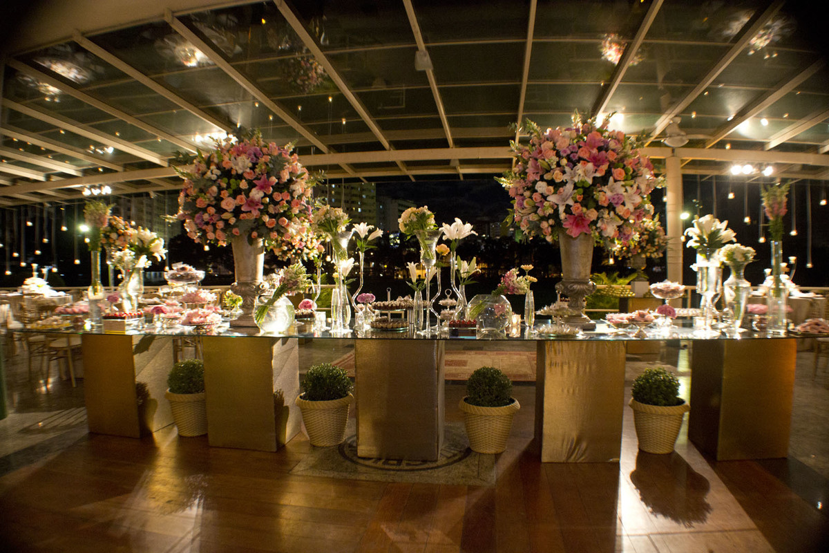 Casamento Rio Cricket - Mesa de doces e bolo com flores e arranjos de flores rosa, chá e branco. mobiliário vidro e dourado