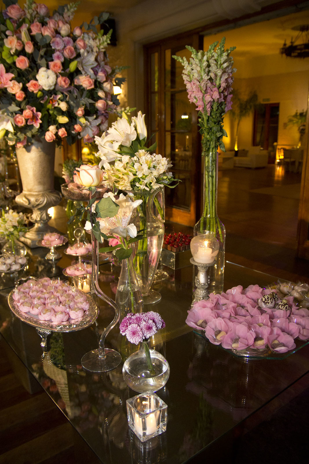 Casamento Rio Cricket - Mesa de doces e bolo com flores e arranjos de flores rosa, chá e branco. mobiliário vidro e dourado