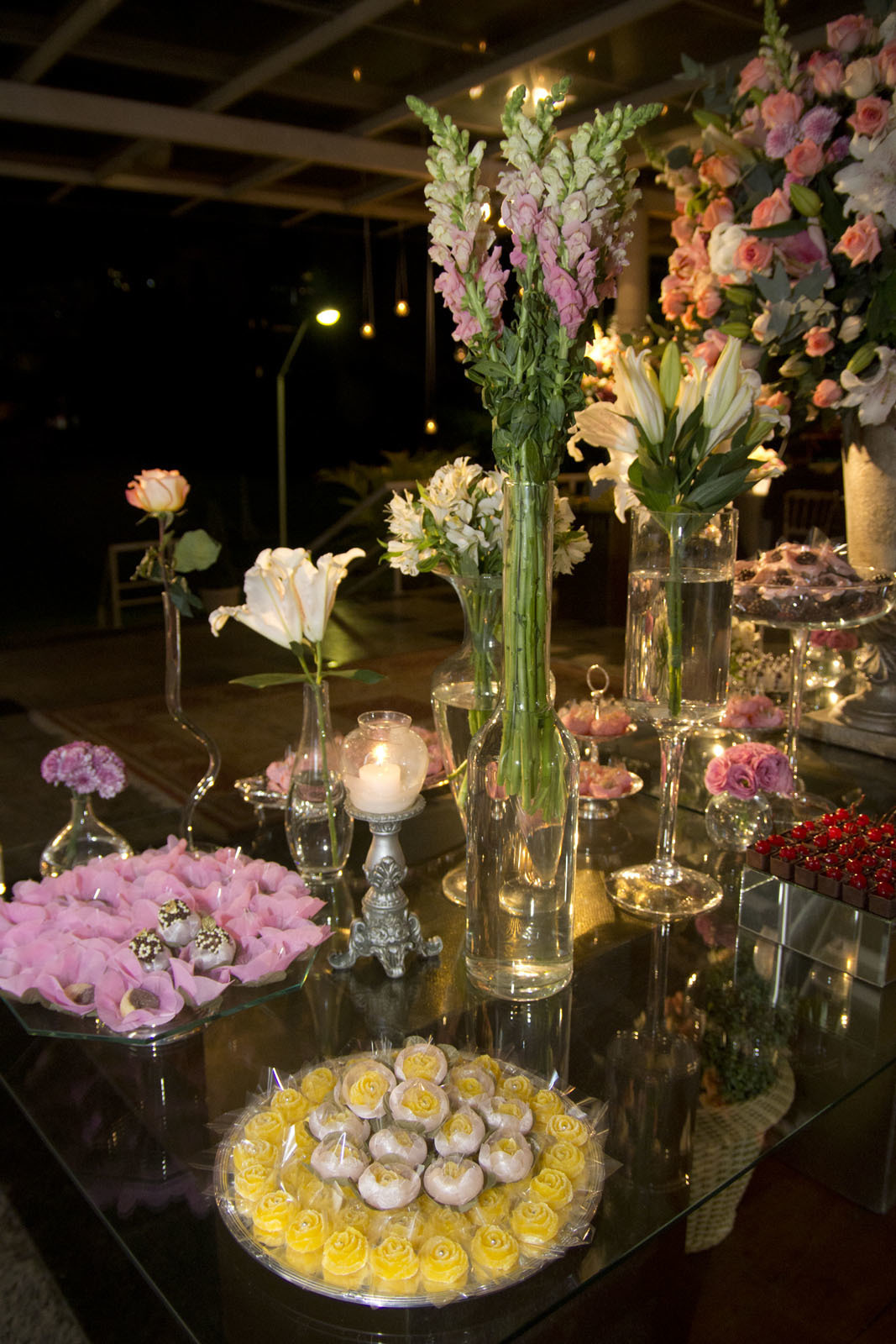 Casamento Rio Cricket - Mesa de doces e bolo com flores e arranjos de flores rosa, chá e branco. mobiliário vidro e dourado