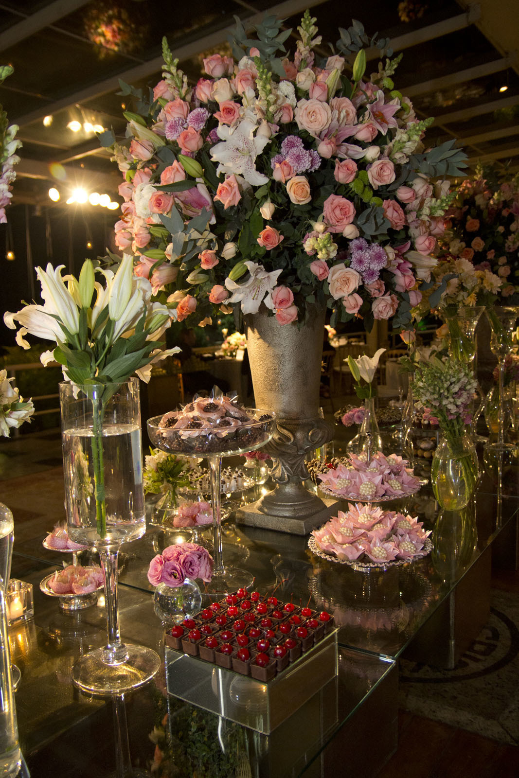 Casamento Rio Cricket - Mesa de doces e bolo com flores e arranjos de flores rosa, chá e branco. mobiliário vidro e dourado