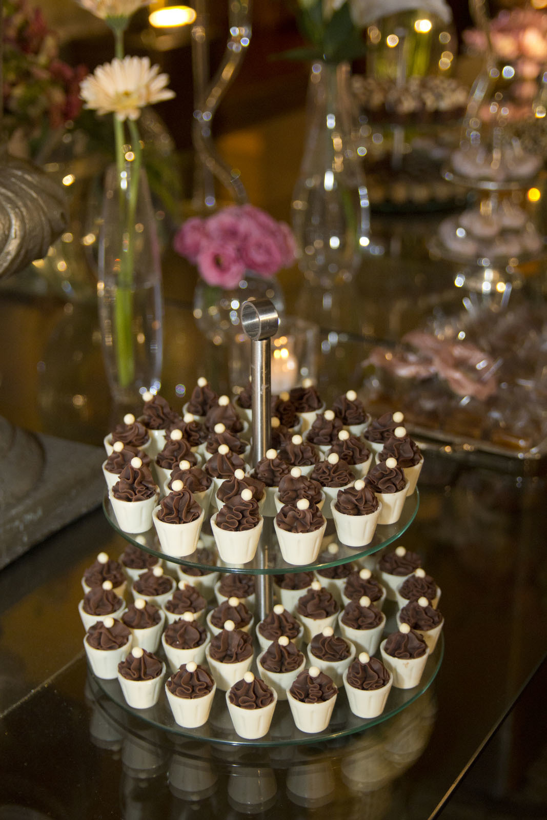 Casamento Rio Cricket - Mesa de doces e bolo com flores e arranjos de flores rosa, chá e branco. mobiliário vidro e dourado