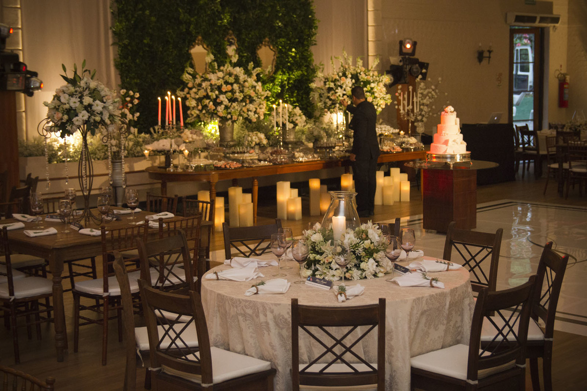 Casamento no Rio Cricket - Mesas de convidados com flores brancas, velas e móveis em madeira clássica.
