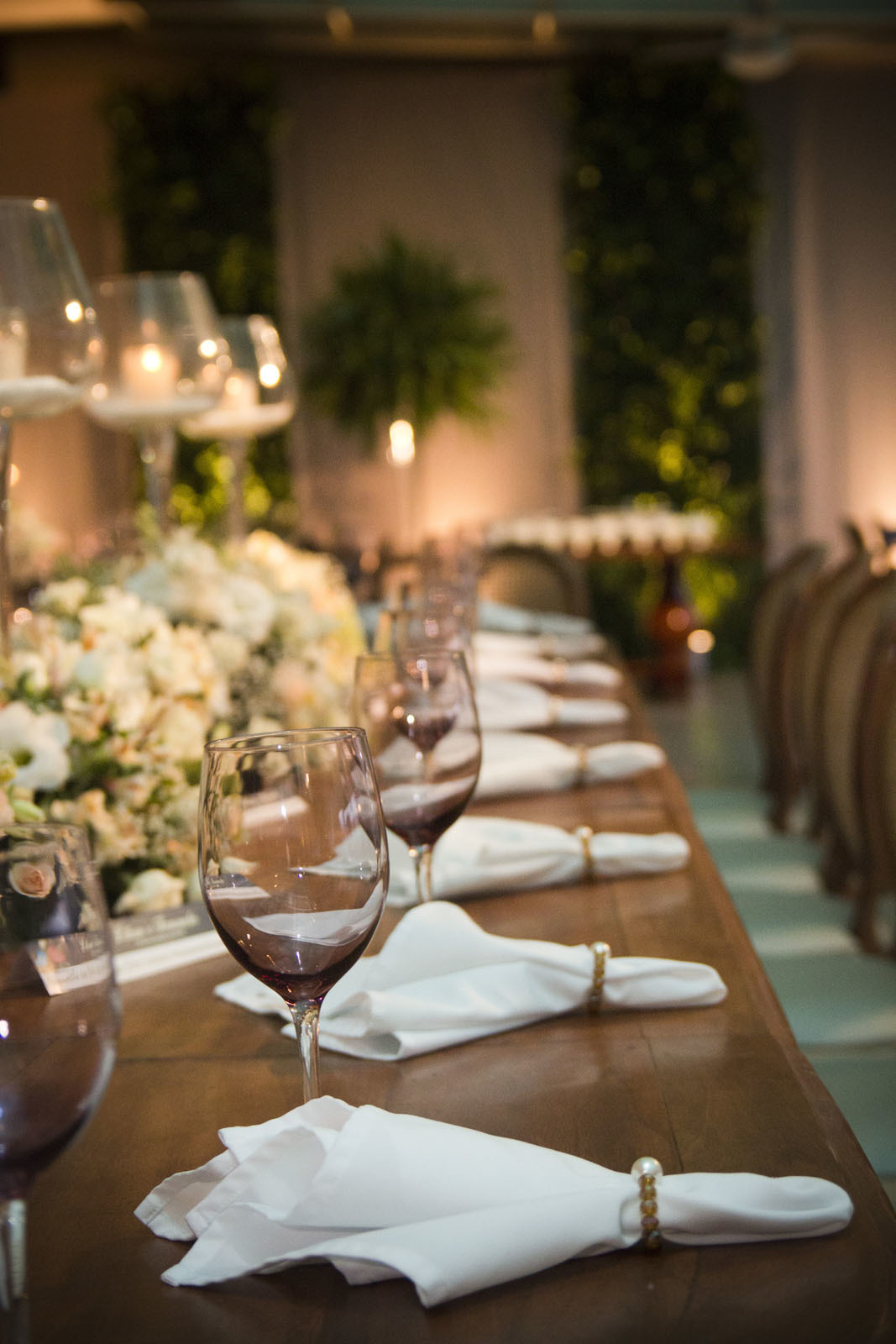 Casamento no Rio Cricket - Mesas de convidados com flores brancas, velas e móveis em madeira clássica.
