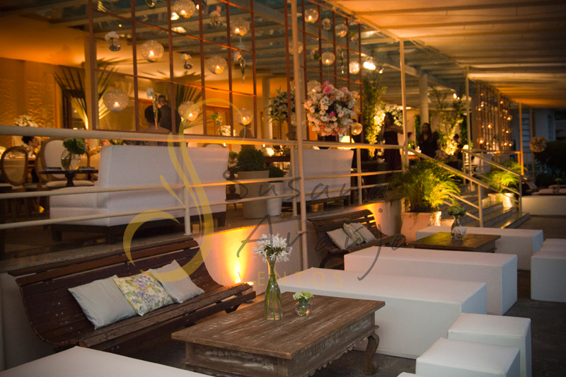 Lounge, lounge casamento, velas suspensas, velas, Casamento Rio Cricket Niterói, lounges com flores e arranjos de flores brancas, e mobiliário de madeira.