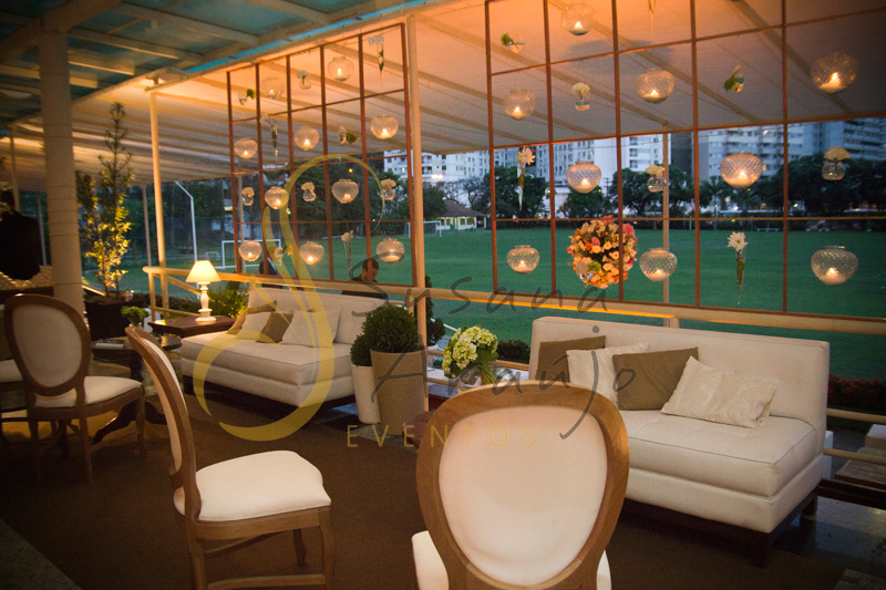 Velas, lounges, plantas, almofadas , plantas, Casamento Rio Cricket Niterói, lounges com flores e arranjos de flores brancas, e mobiliário de madeira. Velas suspensas, flores suspensas