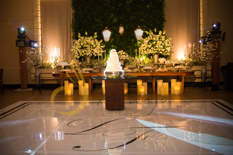 pista de danças, muro inglës, espelhos Casamento Rio Cricket Niterói, mesa de doces e bolo com flores e arranjos de flores brancas, e mobiliário de madeira. Muro Inglés e espelhos