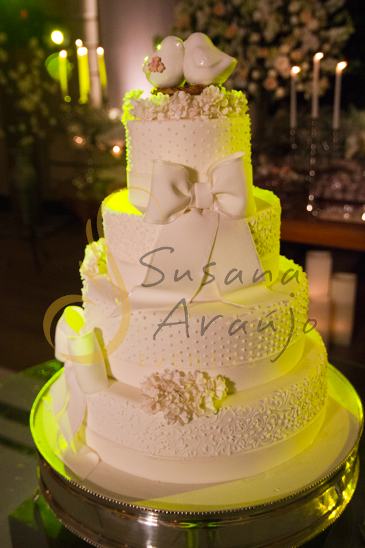 Bolo, bolo de casamento, Casamento Rio Cricket Niterói, mesa de doces e bolo com flores e arranjos de flores brancas, e mobiliário de madeira.