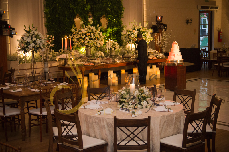 Casamento Rio Cricket Niterói, mesa de convidados com flores e arranjos de flores brancas e chá, e mobiliário de madeira.