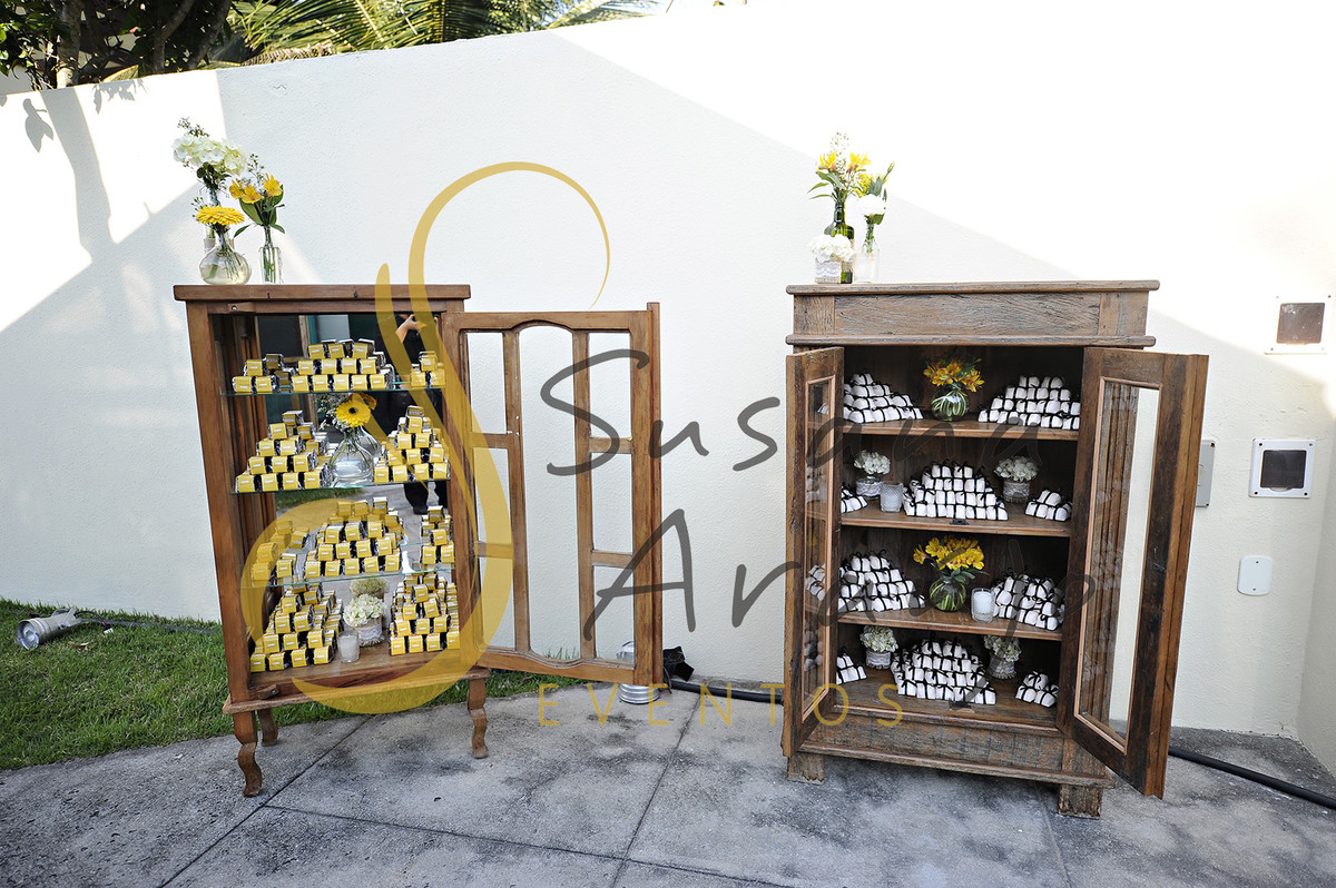 Casamento Cerimônia ao ar livre gramado sitio Decoração floral flores amarelas arranjinhos Armarios estantes madeira rustica bem casado