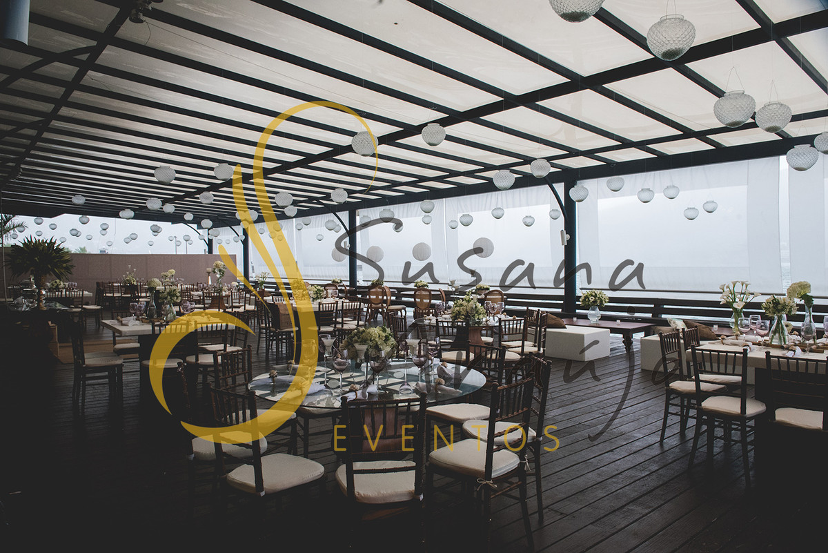 Casamento Clube Aquidaba Angra Decoração floral flores brancas mesa convidados centro composição flores brancas mesa redonda vidro