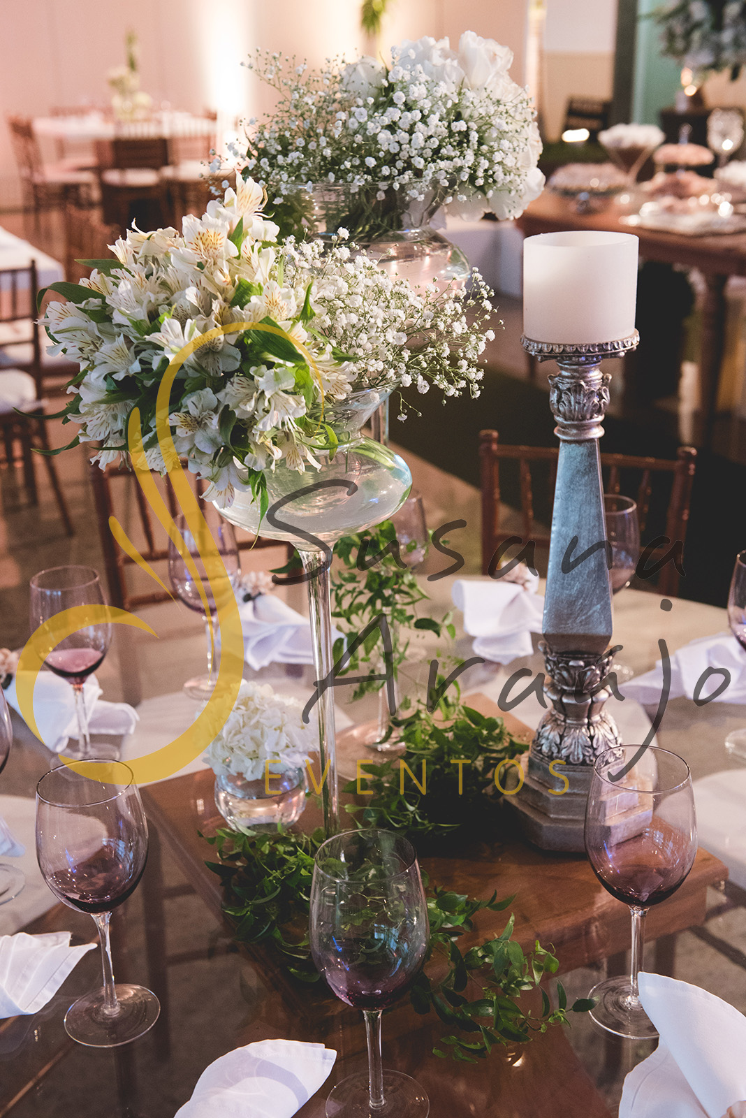 Casamento Clube Aquidaba Angra Decoração floral flores brancas mesa convidados centro composição flores brancas mesa redonda madeira