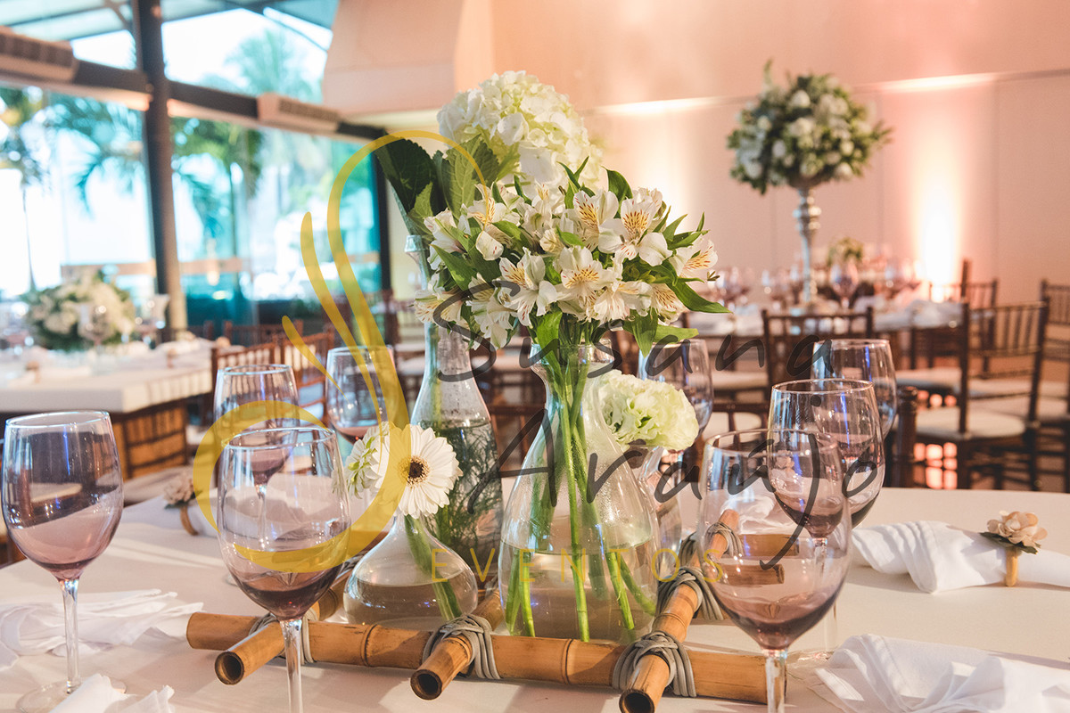Casamento Clube Aquidaba Angra Decoração floral flores brancas mesa convidados centro composição flores brancas mesa redonda madeira