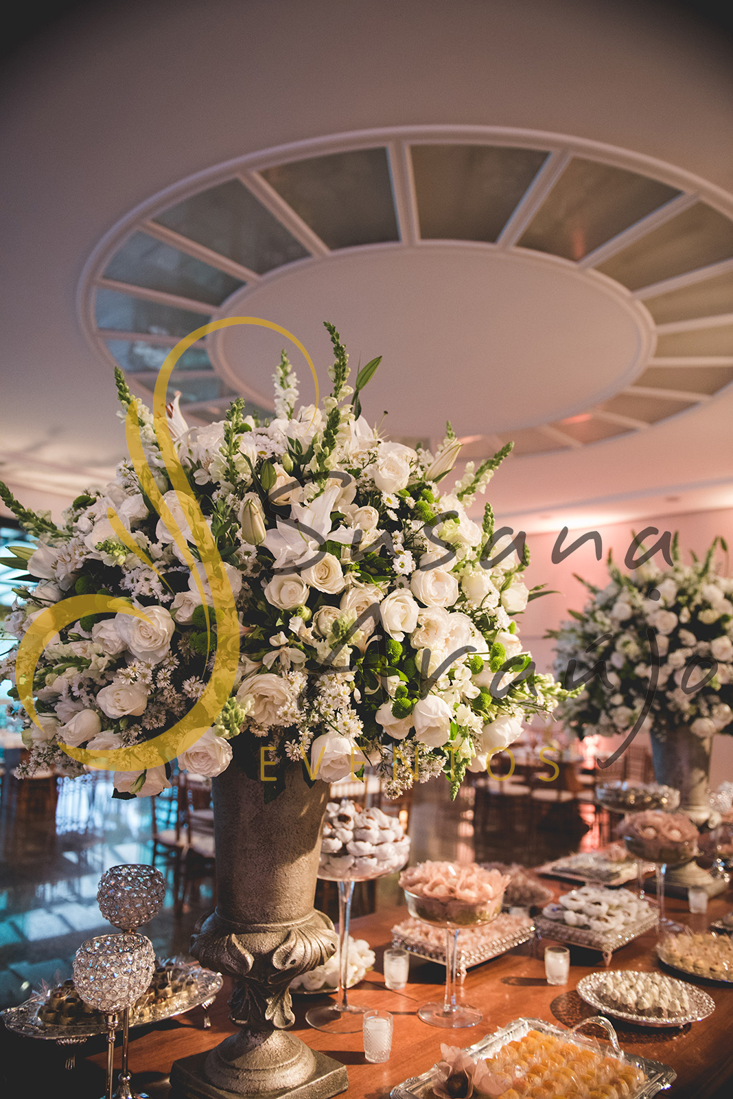 Casamento Clube Aquidaba Angra Decoração floral flores brancas mesa doces arranjos altos grandes tradicionais decorativos flores brancas bandejas rusticas