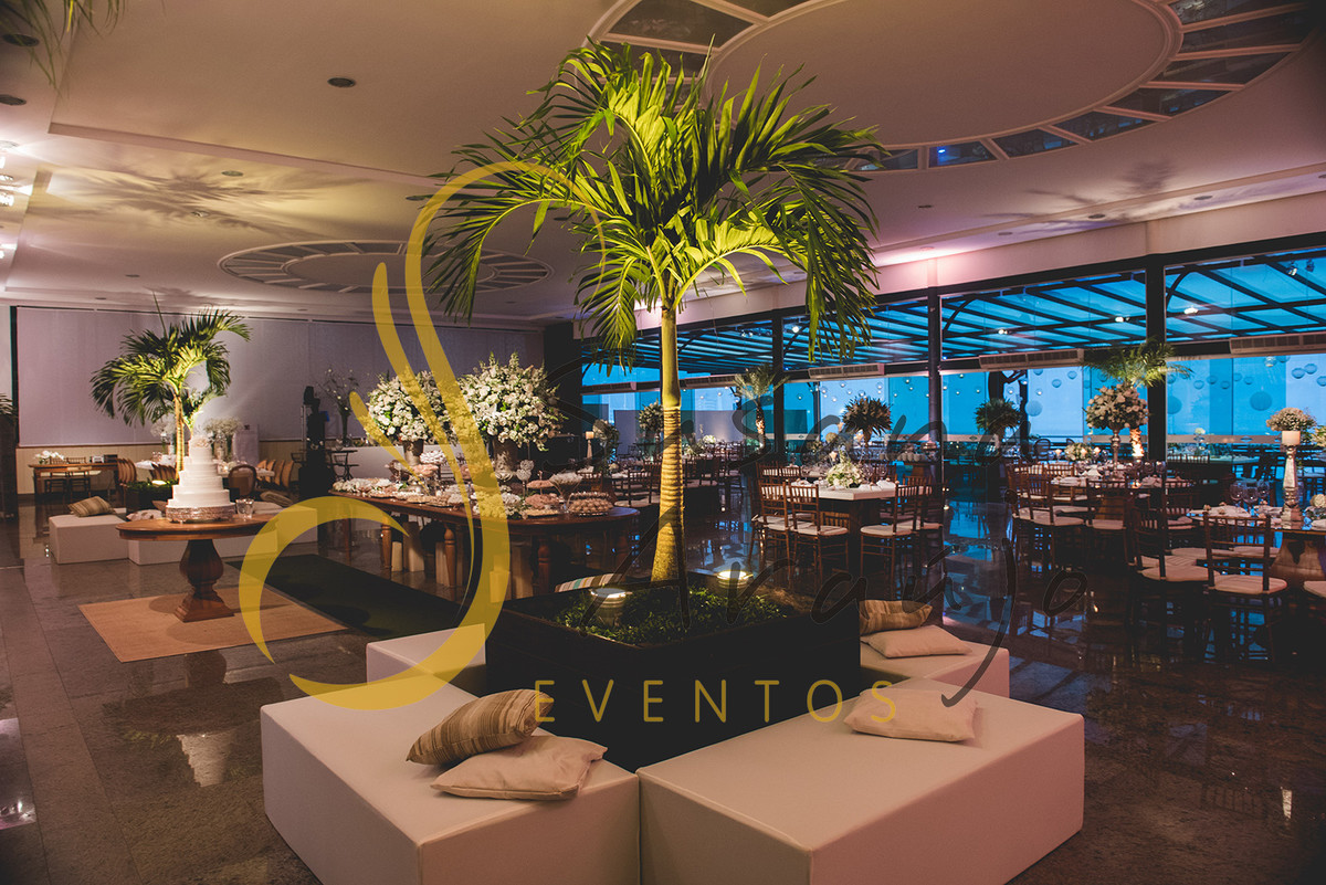 Casamento Clube Aquidaba Angra Decoração lounge pufes magnatas palmeira no centro plantas decorativas