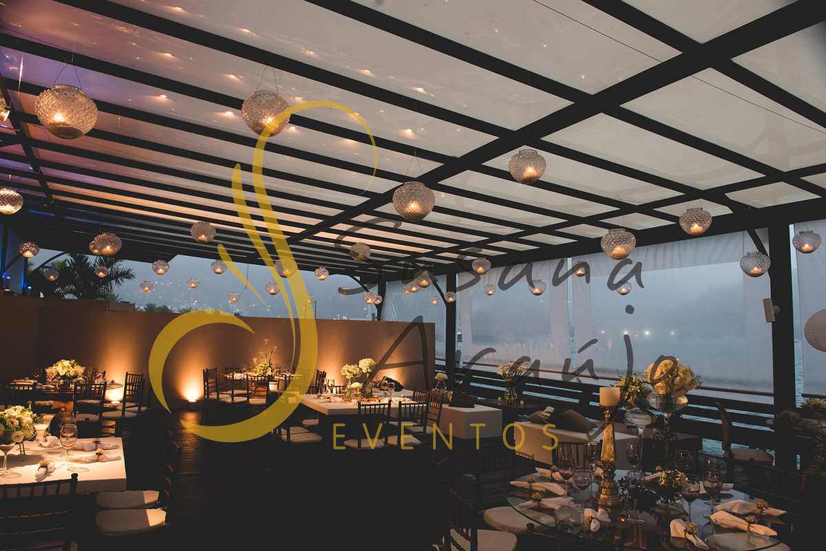 Casamento Clube Aquidaba Angra Decoração floral flores brancas mesa convidados centro composição flores brancas mesa redonda vidro varanda velas suspensas bico de jaca